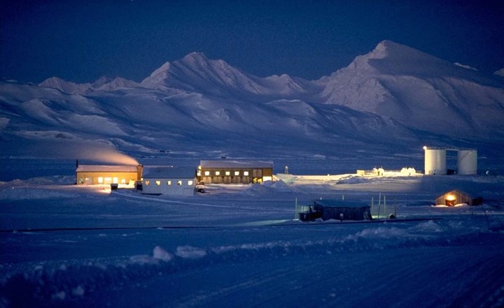 Svalbard, Na Uy, nằm giữa Na Uy và Bắc Cực. Khu vực này hầu hết được bao phủ bởi các sông băng, có khoảng 2.600 người sinh sống.