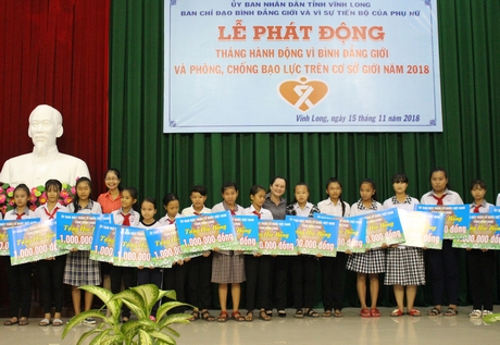 UBMTTQ Việt Nam tỉnh Vĩnh Long trao 50 suất học bổng cho các trẻ em gái.