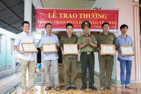 Lãnh đạo Công an huyện Long Hồ trao giấy khen cho các cá nhân có thành tích xuất sắc.