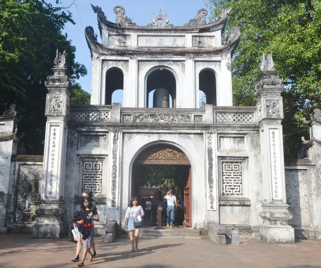 Văn Miếu Môn tức là cổng tam quan phía ngoài của Quốc Tử Giám.