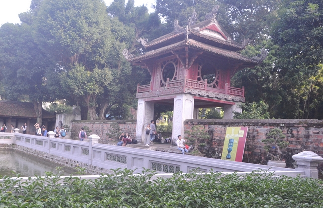 Khuê Văn Các là một lầu vuông tám mái, bao gồm bốn mái thượng và bốn mái hạ do Tổng trấn Nguyễn Văn Thành triều Nguyễn đương thời xây dựng vào năm 1805, đề cao học vấn, văn chương thơ phú.