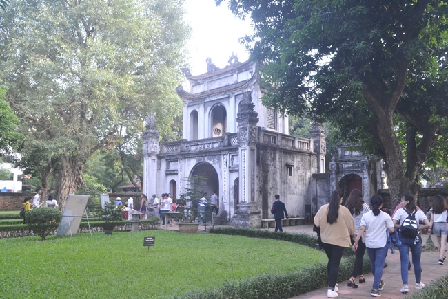 Hành trình tìm hiểu về Thủ đô Hà Nội nghìn năm văn hiến, tham quan Văn Miếu- Quốc Tử Giám luôn là sự lựa chọn của du khách.