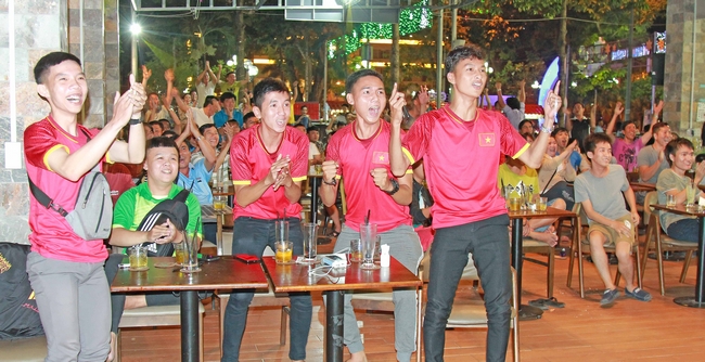 Niềm vui của cổ động viên khi các cầu thủ Việt Nam ghi bàn.