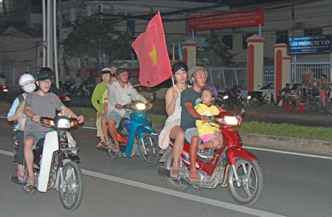 Cổ động viên ra đường mừng chiến thắng của đội tuyển Việt Nam.
