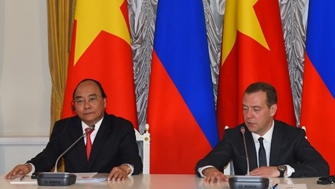 Thủ tướng Nguyễn Xuân Phúc và Thủ tướng Dmitry Medvedev chủ trì họp báo quốc tế. (Ảnh: vietnamnet)