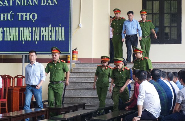 Bị cáo Phan Sào Nam (đi trước) vào phòng xử án chiều 17/11.