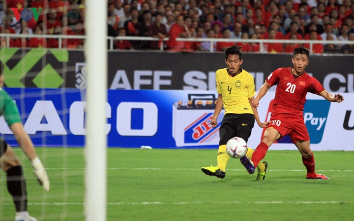 ĐT Việt Nam (áo đỏ) chọn lối chơi phòng ngự phản công trước ĐT Malaysia ở trận đấu thuộc bảng A - AFF Cup 2018.