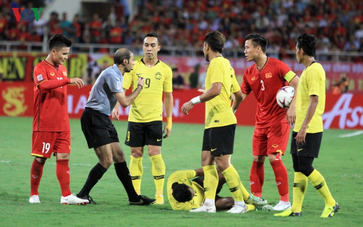 Các cầu thủ Malaysia nổi tiếng về sức khỏe, nhưng khi tranh chấp tay đôi với cầu thủ của chúng ta đa số đều nhận phần thua.