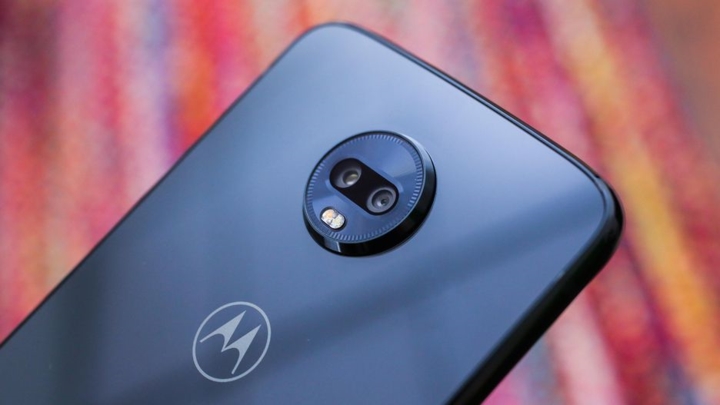 Motorola Moto Z3 Play hoạt động trên nền tảng Android 8.0 Oreo, cảm biến vân tay cạnh máy và pin có thể giúp hoạt động đến 2 ngày mới cần sạc lại.