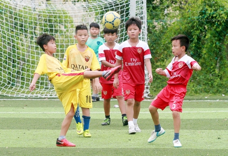  Pha tranh bóng trong trận tranh hạng ba bóng đá nam, Bình Tân (áo vàng) thắng TX Bình Minh 7-0.