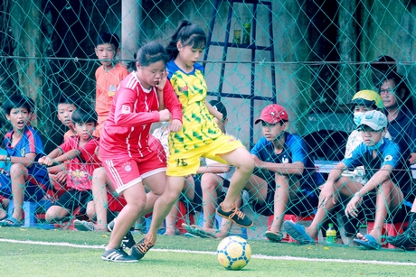Trận đấu bóng đá nữ giữa TP Vĩnh Long (áo đỏ) trong trận gặp Vũng Liêm.