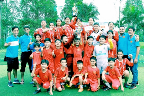 Đội bóng đá nam nhi đồng và bóng đá nữ thiếu niên TP Vĩnh Long cùng giành chức vô địch