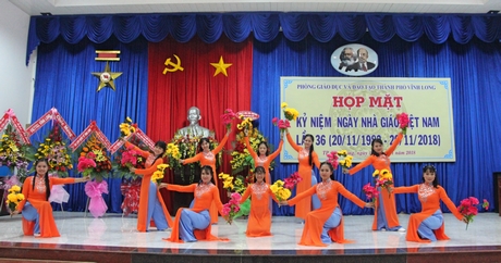 Văn nghệ chào mừng kỷ niệm ngày Nhà giáo Việt Nam.