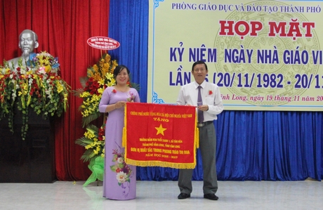 Bí thư Thành ủy- Hồ Văn Huân trao cờ thi đua của Thủ tướng Chính phủ cho tập thể lao động xuất sắc.