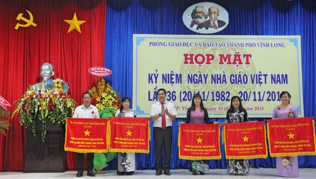 Chủ tịch UBND TP Vĩnh Long Nguyễn Trung Kiên trao cờ thi đua của UBND tỉnh cho các tập thể xuất sắc.