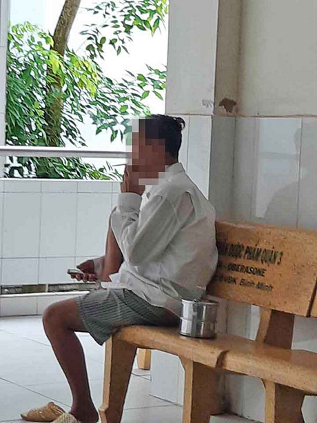 Dù cấm hút thuốc lá tại bệnh viện, song không ít bệnh nhân đang điều trị bệnh vẫn thản nhiên hút. (ảnh chụp tại Trung tâm Y tế TX Bình Minh).
