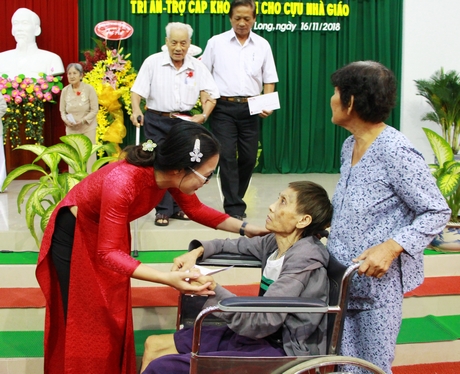 Cô Nguyễn Thị Quyên Thanh trao phần hỗ trợ cho cô Kim Cúc trong buổi lễ.