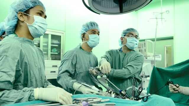 Các bác sĩ đang phẫu thuật cứu bệnh nhân