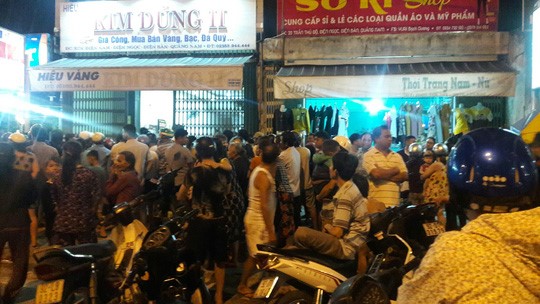 Rất đông người dân có mặt trước tiệm vàng bị cướp để theo dõi vụ việc