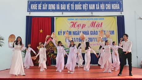 Các em học sinh thể hiện các tiết mục văn nghệ chào mừng ngày Nhà giáo Việt Nam.