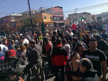 Hàng trăm người dân địa phương biểu tình buộc cảnh sát chống bạo động phải vào cuộc.