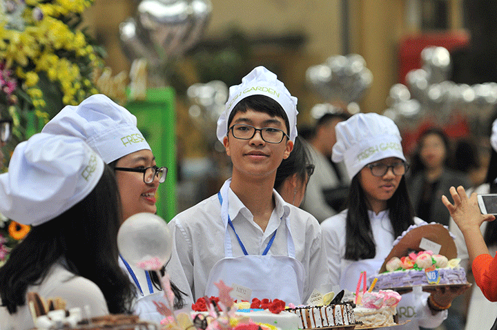 Tại  trường THPT Việt Đức (Hà Nội), trong buổi lễ kỷ niệm ngày Nhà giáo Việt Nam, học sinh mỗi lớp đều tự làm những chiếc bánh kem tặng tri ân thầy cô. 