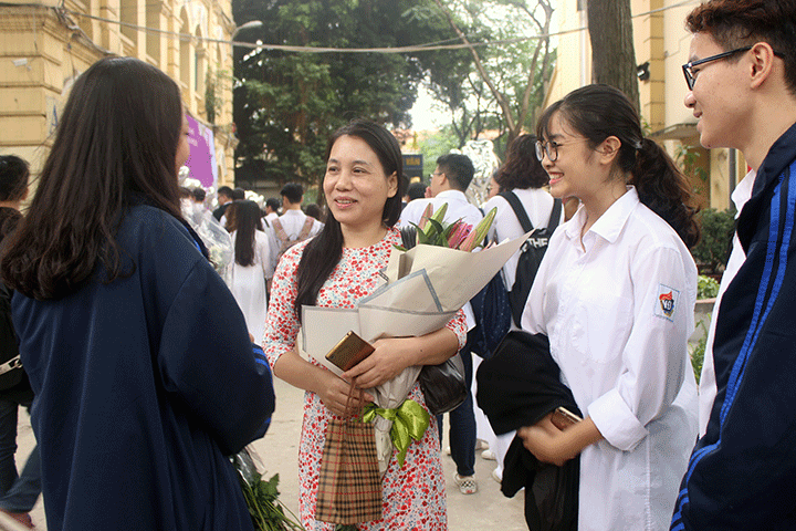 Các thế hệ học sinh cũ nô nức trở về trường tri ân thầy cô nhân ngày Nhà giáo Việt Nam.