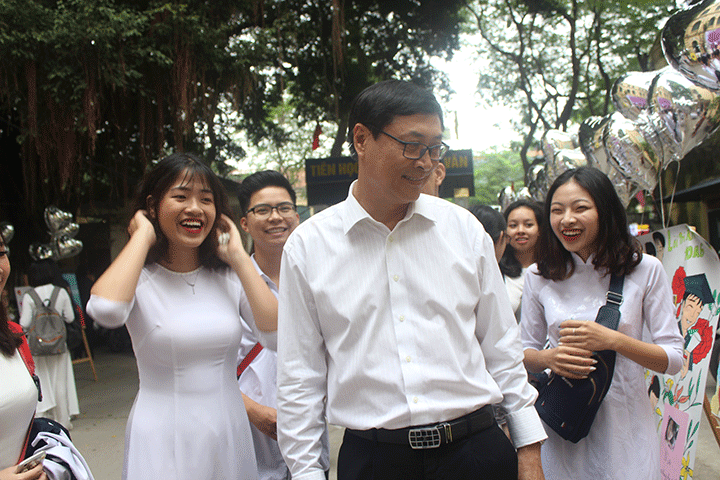 Học sinh vui mừng khi được gặp thầy nguyên Hiệu trưởng THPT Việt Đức Nguyễn Quốc Bình.