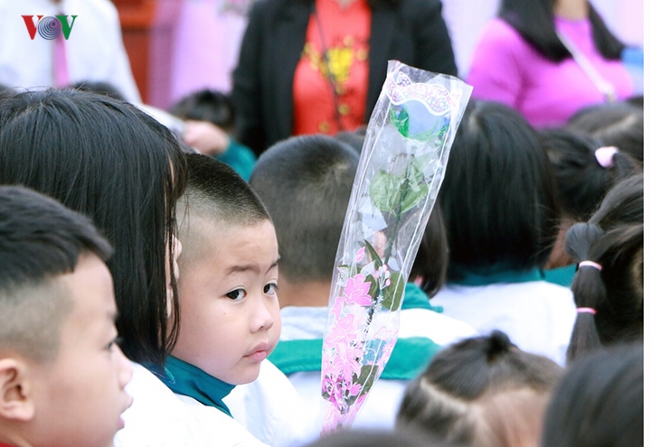 Với những học sinh lớp 1, trường Tiểu học An Khánh B (Hoài Đức), ngày Nhà giáo Việt Nam còn lạ và nhiều bỡ ngỡ. 
