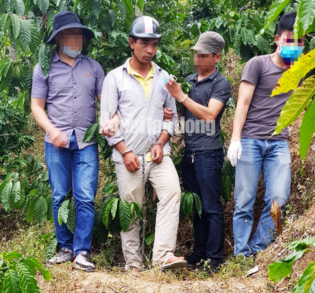Công an tỉnh Lâm Đồng dẫn giải Trần Quốc Vũ thực nghiệm hiện trường vụ giết chủ nợ.