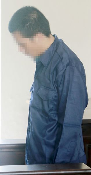 Bị cáo Tín cúi đầu nhận tội trước tòa.