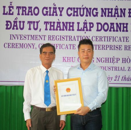Ông Lê Quang Trung- Phó Chủ tịch Thường trực UBND tỉnh, trao giấy chứng nhận và thư cảm ơn của UBND tỉnh cho đại diện nhà đầu tư