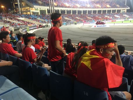  Cổ động viên ngồi kín sân vận động Mỹ Đình để ủng hộ đội tuyển Việt Nam trong trận gặp Malaysia ngày 16/11 vừa qua (ảnh: P.NAM)