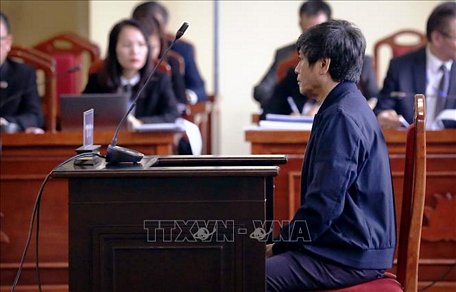 Bị cáo Nguyễn Thanh Hóa do bị mệt nên được Hội đồng xét xử cho phép ngồi ghế để trả lời trước tòa. Ảnh: Trung Kiên/TTXVN