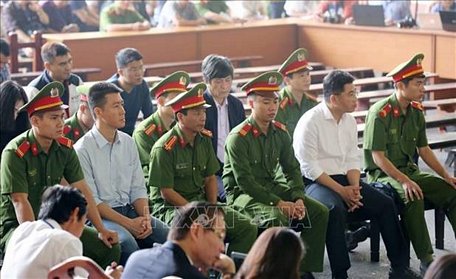 Các bị cáo lắng nghe đại diện Viện Kiểm sát nhân dân tỉnh Phú Thọ đọc bản luận tội. Ảnh: Trung Kiên/TTXVN