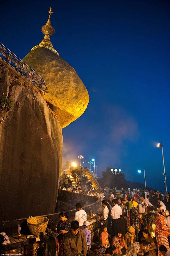 Đây là địa điểm hành hương rất linh thiêng của Phật tử Miến Điện. Hằng năm vào ngày 11/3, hàng ngàn người hành hương kéo đến để thiền định, tụng kinh, cúng bái xung quanh tảng đá.