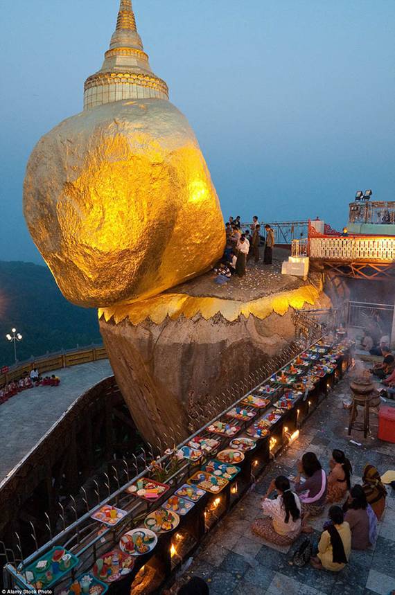  Theo truyền thuyết, bên trong tảng đá có một sợi tóc của Đức Phật. Để bày tỏ lòng thành kính, người dân khắp nơi đã quyên góp tiền để mạ vàng cho tảng đá này.