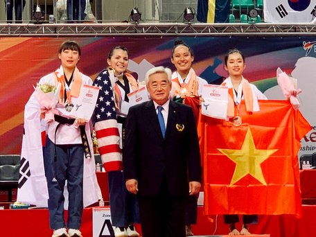 Chủ tịch Liên đoàn Taekwondo thế giới Choue Chung-won trao HCĐ cho VĐV Nguyễn Thị Mộng Quỳnh ở nội dung quyền sáng tạo cá nhân nữ.   