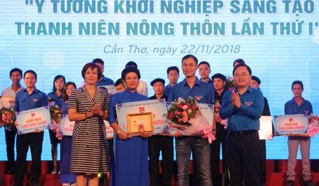BTC trao giải nhất cuộc thi cho Dự án Green Blessing “Trồng rau hữu cơ gắn với phát triển du lịch có trách nhiệm”- Hoàng Thị Hảo (Hà Giang).