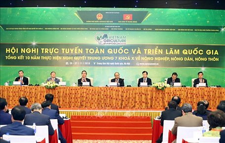 Thủ tướng Nguyễn Xuân Phúc chủ trì Hội nghị trực tuyến toàn quốc tổng kết 10 năm thực hiện Nghị quyết Trung ương 7 (Khoá X) về nông nghiệp, nông dân, nông thôn. Ảnh: Thống Nhất/TTXVN