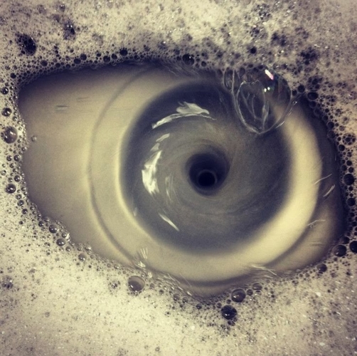 Dòng nước đang trôi trong bồn rửa bát vô tình tạo nên hình ảnh một con mắt sống động.