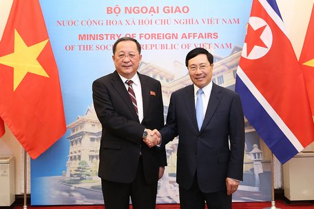 Phó Thủ tướng, Bộ trưởng Ngoại giao Phạm Bình Minh và Bộ trưởng Ngoại giao Triều Tiên Ri Yong Ho. Ảnh: VGP/Hải Minh