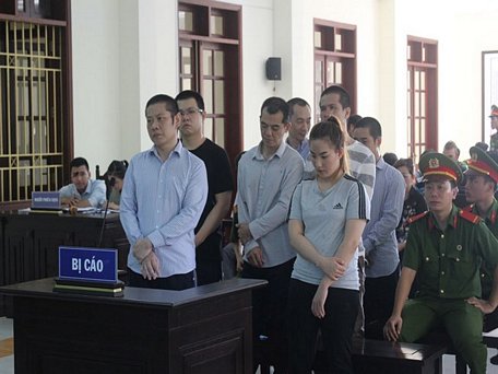  Bị cáo Chong Ngai Phong (trái) và các đồng phạm tại tòa.
