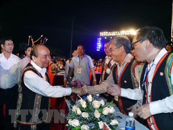 Thủ tướng Nguyễn Xuân Phúc và các đại biểu tham dự Festival Văn hóa Cồng chiêng Tây Nguyên 2018. (Ảnh: Thống Nhất/TTXVN)