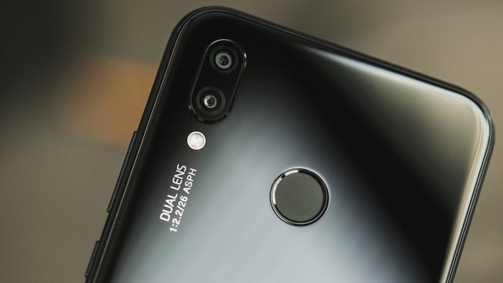 Huawei P20 Lite nổi bật với thiết kế hiện đại với màn hình tai thỏ tràn viền, kính cùng camera kép ở mặt sau.