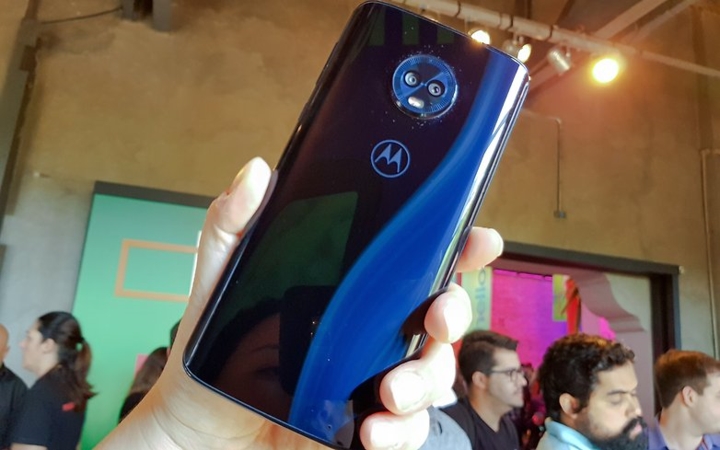 Điểm nhấn của Moto G6 Plus so với những mẫu điện thoại trước đó của thương hiệu Motorola đó là màn hình lớn 5,9 inch, định dạng 18: 9 hiện đại và sự hiện diện của pin lớn (3200 mAh).