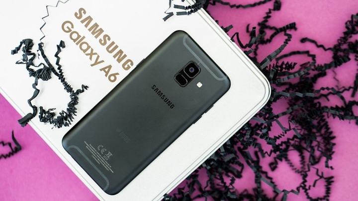 Với bề ngoài sang trọng giống Galaxy S9, Samsung Galaxy A6 hấp dẫn người dùng ngay từ cái nhìn đầu tiên. Điện thoại này được ốp kim loại ở mặt sau và ốp kính hơi cong ở cạnh trước, thừa hưởng tính năng chống thấm và chống bụi tiêu chuẩn IP68.