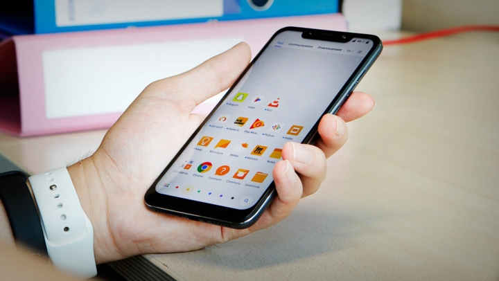 Pocophone F1 của thương hiệu Xiaomi, tích hợp nhiều tính năng của một điện thoại thông minh cao cấp (Snapdragon 845, 6 GB RAM, vv) với giá cạnh tranh nhất nhưng hơi yếu trong lĩnh vực máy ảnh và thiếu một số tính năng thú vị như NFC.