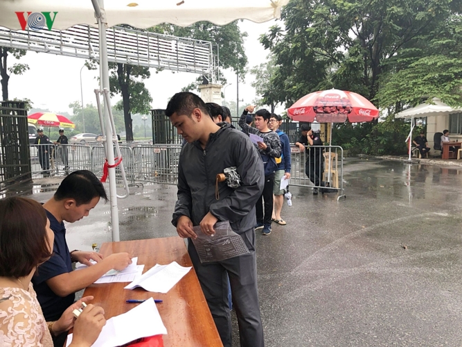 Các CĐV phải xuất trình chứng minh thư nhân dân cho nhân viên của Liên đoàn Bóng đá Việt Nam kiểm tra.