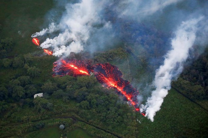 Dung nham phun trào từ khe nứt trong đợt phun trào núi lửa Kilauea ở Hawaii vào ngày 13/5.